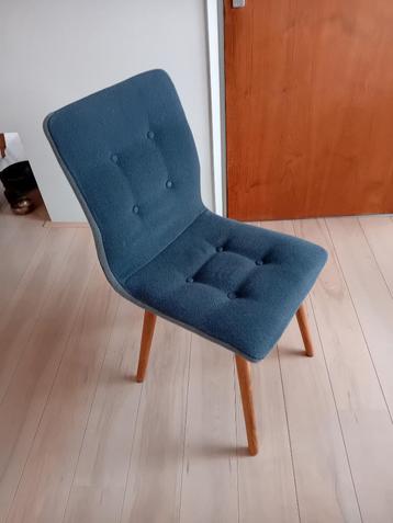 2 nette eetkamerstoelen beschikbaar voor biedingen