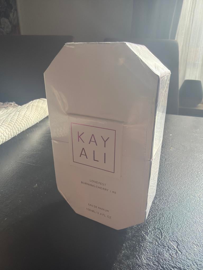 Kayali Lovefest Burning Cherry 148 - Nieuw!, Sieraden, Tassen en Uiterlijk, Uiterlijk | Parfum, Ophalen of Verzenden, Nieuw