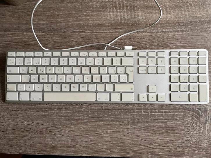 Apple Toetsenbord - Spaans. Zo goed als nieuw, Computers en Software, Toetsenborden, Zo goed als nieuw, Qwerty, Bedraad, Ophalen of Verzenden
