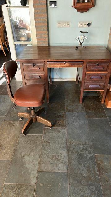 Vintage bureau met vintage bureaustoel beschikbaar voor biedingen