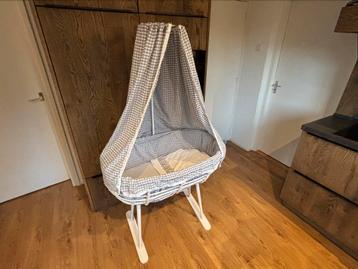 Rotan wiegje compleet met hemeltje beschikbaar voor biedingen