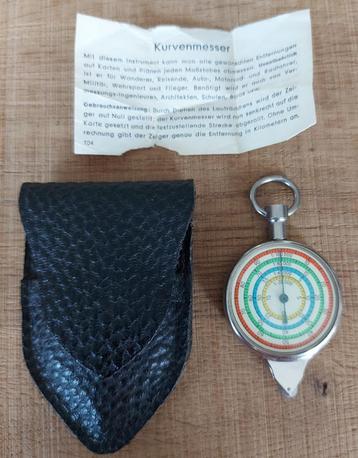 Oude curvimeter / opisometer in zwart leren bewaarhoesje   beschikbaar voor biedingen