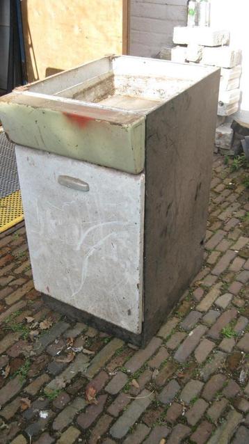 oude stalen keukenkast beschikbaar voor biedingen