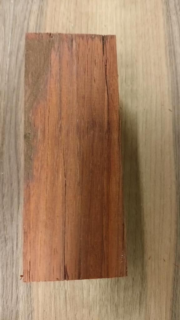 Padouk blok nr 01.  6 x 6 x 15 cm, Hobby en Vrije tijd, Overige Hobby en Vrije tijd, Ophalen of Verzenden