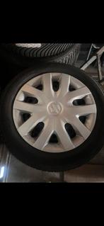 Suzuki Swift winterbanden met wieldoppen 185/60 R15, Auto-onderdelen, Banden en Velgen, Ophalen, Gebruikt, 15 inch, Banden en Velgen