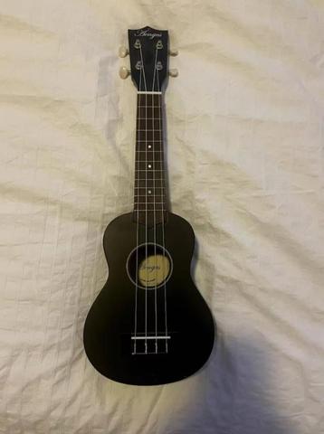 Ukulele beschikbaar voor biedingen