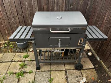 Houtskoolgrill met inklapbare planken beschikbaar voor biedingen