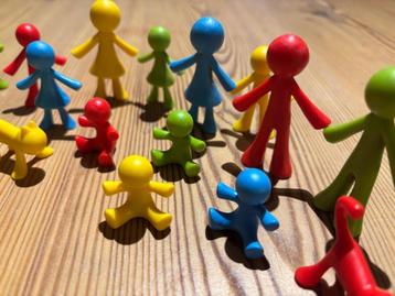 poppetjes van kunststof in 4 kleuren beschikbaar voor biedingen