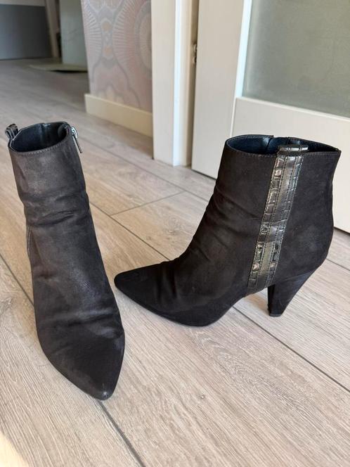 Zwarte enkel laarsjes suède look maat 39, Kleding | Dames, Schoenen, Zo goed als nieuw, Lage of Enkellaarzen, Zwart, Ophalen of Verzenden