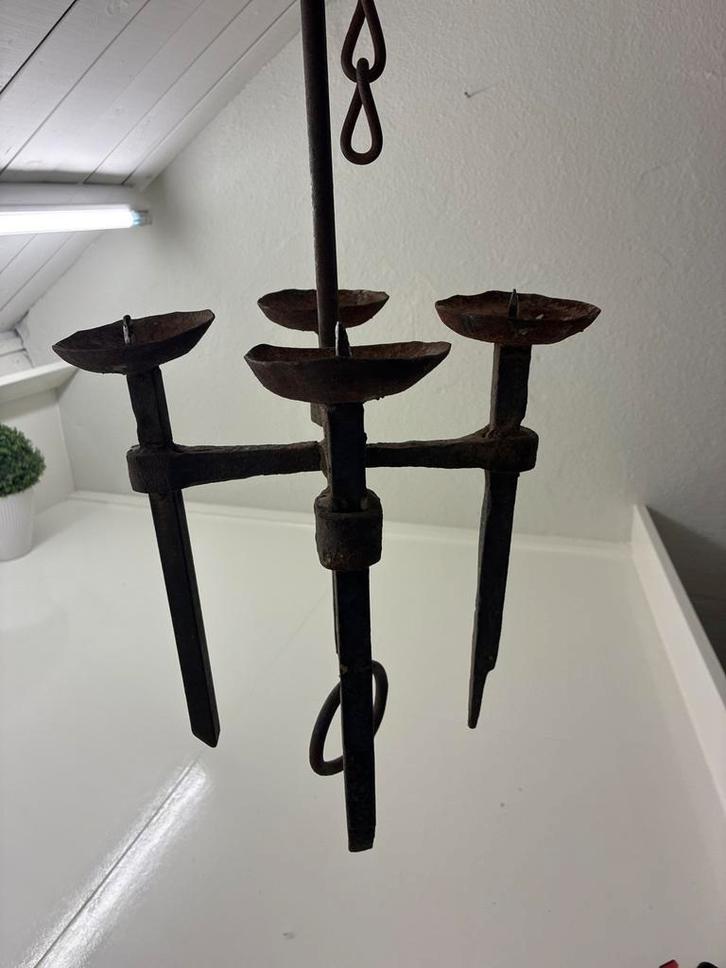 Oude ijzeren kandelaar met ketting, Antiek en Kunst, Antiek | Kandelaars, Overige materialen, Ophalen