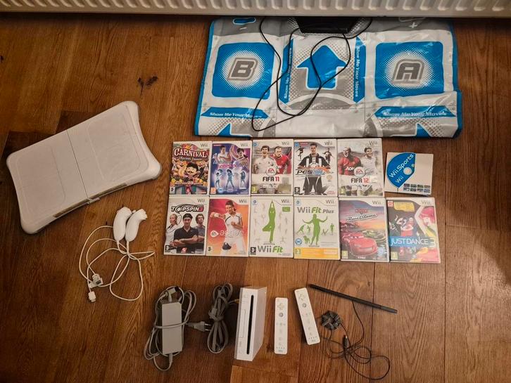 Nintendo Wii met veel spellen (bv MarioKart) en accessoires, Spelcomputers en Games, Spelcomputers | Nintendo Wii, Gebruikt, Met 2 controllers