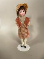 Antiek popje met porseleinen hoofdje in originele kleding, Ophalen of Verzenden