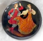 3x Broche/medaillons fijn lakwerk diameter 5 cm en een ovaal, Ophalen