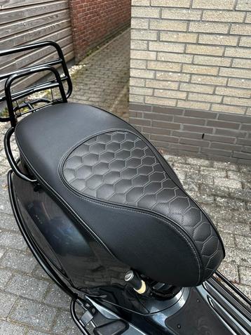 Vespa sprint custom zadel beschikbaar voor biedingen
