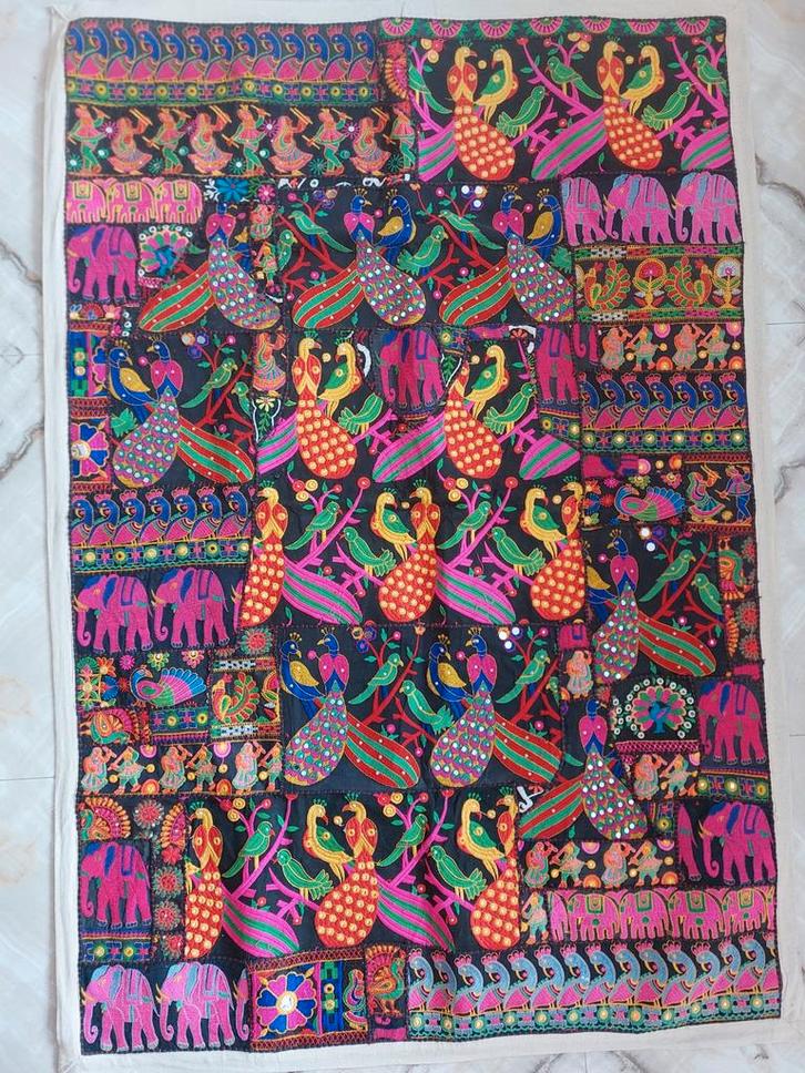 Kleurrijk patchwork wandkleed met Pauwen en Olifanten, Huis en Inrichting, Stoffering | Tapijten en Kleden, Nieuw, 50 tot 100 cm