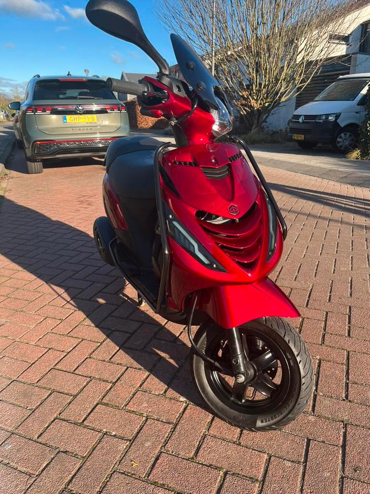 Zip 50cc Candy Red, Fietsen en Brommers, Scooters | Piaggio, Zo goed als nieuw, Zip, Benzine, Ophalen