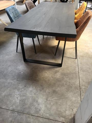 Boomstam eettafel beschikbaar voor biedingen