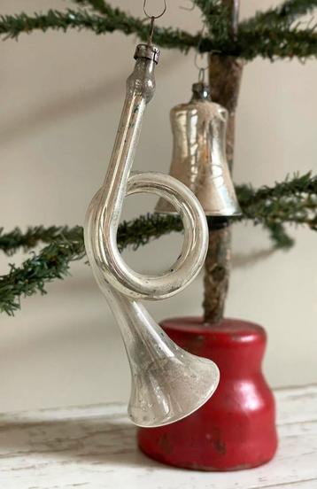 Brocante oude kerstbal Trompet beschikbaar voor biedingen
