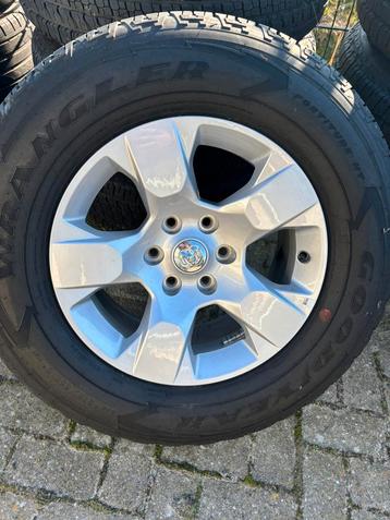 Nieuwe Dodge ram 1500 velg met band ideaal voor reserve band beschikbaar voor biedingen