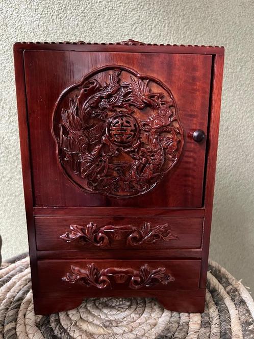 Chinees houtsnijwerk kastje chinese sieraden kist draak, Sieraden, Tassen en Uiterlijk, Overige Accessoires, Gebruikt, Ophalen of Verzenden