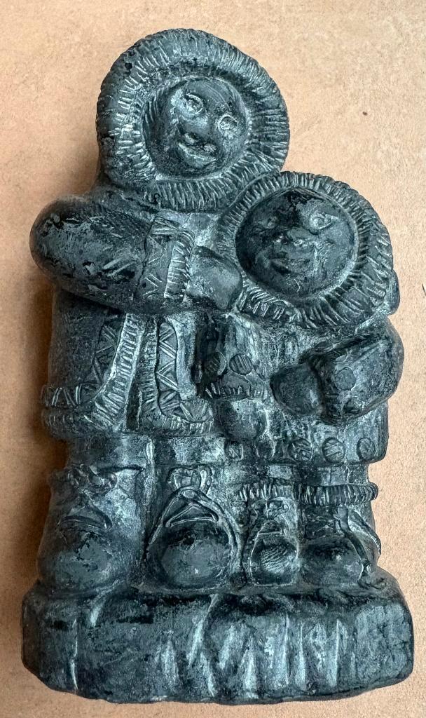 Beeldje van een Inuit moeder met kind, Edmund Wolf, Antiek en Kunst, Kunst | Beelden en Houtsnijwerken, Ophalen of Verzenden