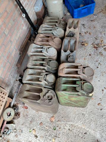 11 leger Jerrycans - Display, Water/Benzine beschikbaar voor biedingen