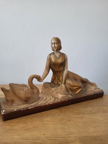 Art Deco Decora vrouw met zwaan beschikbaar voor biedingen