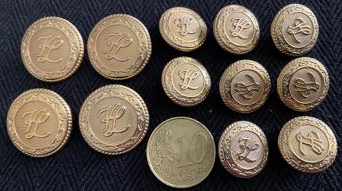 K022  Goudkleurig Metalen Knoop met KL Karl Lagerfeld, Hobby en Vrije tijd, Naaien en Fournituren, Zo goed als nieuw, Knoop of Knopen