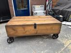 Vintage houten salontafel met gietijzeren wielen, Huis en Inrichting, Tafels | Salontafels, Ophalen, 50 tot 100 cm, 50 tot 100 cm