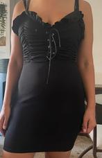 Leuk zwart jurkje veter van pretty little thing 40, Kleding | Dames, Maat 38/40 (M), Verzenden, Zwart, Nieuw