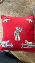 Vilten kussen rood, Huis en Inrichting, Woonaccessoires | Kussens, Ophalen of Verzenden, Zo goed als nieuw, Rood
