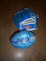 Disney Finding Nemo rugbybal en handschoen, Verzamelen, Disney, Ophalen of Verzenden, Overige figuren, Zo goed als nieuw, Beeldje of Figuurtje