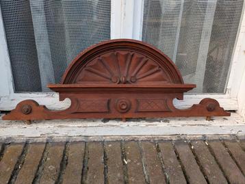 Ornament voor een kast. Sierstuk beschikbaar voor biedingen