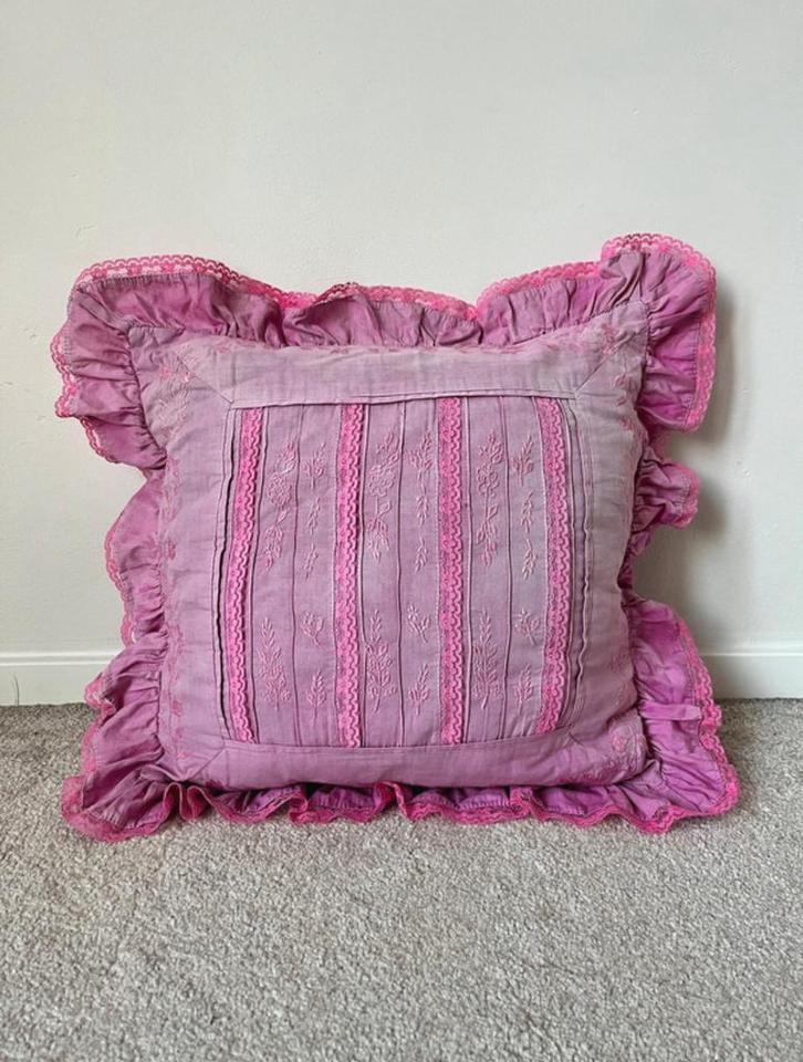Kussen met ruches, 49x51,5cm. Ruffle boho bohemian brocante, Huis en Inrichting, Woonaccessoires | Kussens, Gebruikt, Roze, Vierkant