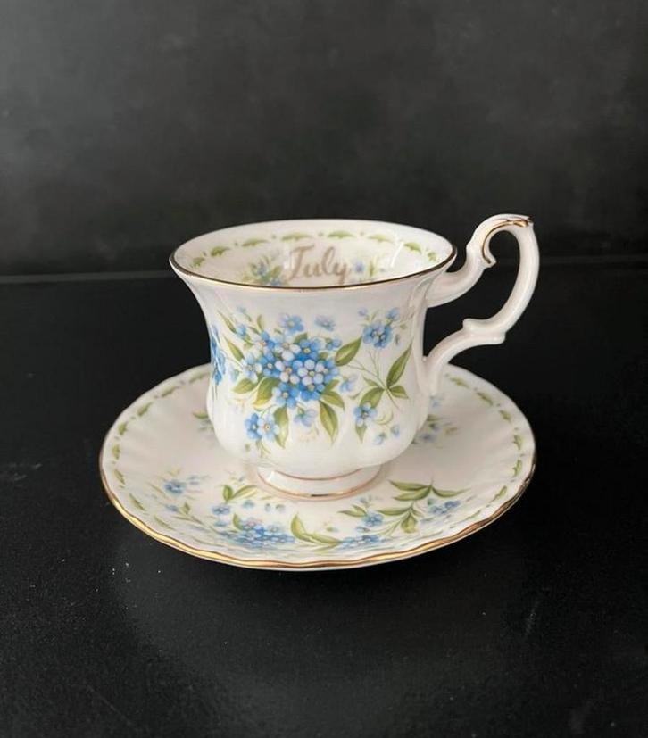 Vintage Royal Albert Kop en Schotel - Juli, Huis en Inrichting, Keuken | Servies, Zo goed als nieuw, Kop(pen) en/of Schotel(s)