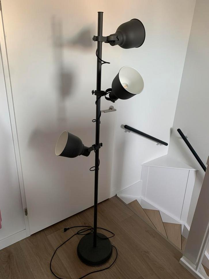 IKEA Hektar vloerlamp met 3 spots donkergrijs, Huis en Inrichting, Lampen | Vloerlampen, Zo goed als nieuw, 150 tot 200 cm, Ophalen