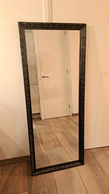 Spiegel in een mooie lijst 145 x 58.5cm. beschikbaar voor biedingen