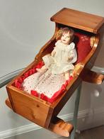 Oud poppenbedje met popje porselein, Antiek en Kunst, Ophalen of Verzenden