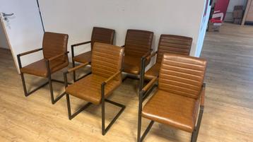 6 Industriële Stoelen met Armleuningen beschikbaar voor biedingen