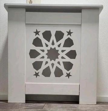 Side table met Arabisch design beschikbaar voor biedingen