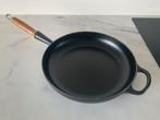 Le creuset 28 cm koekenpan, matzwart, nieuw, Huis en Inrichting, Keuken | Potten en Pannen, Gietijzer, Ophalen of Verzenden, Zo goed als nieuw