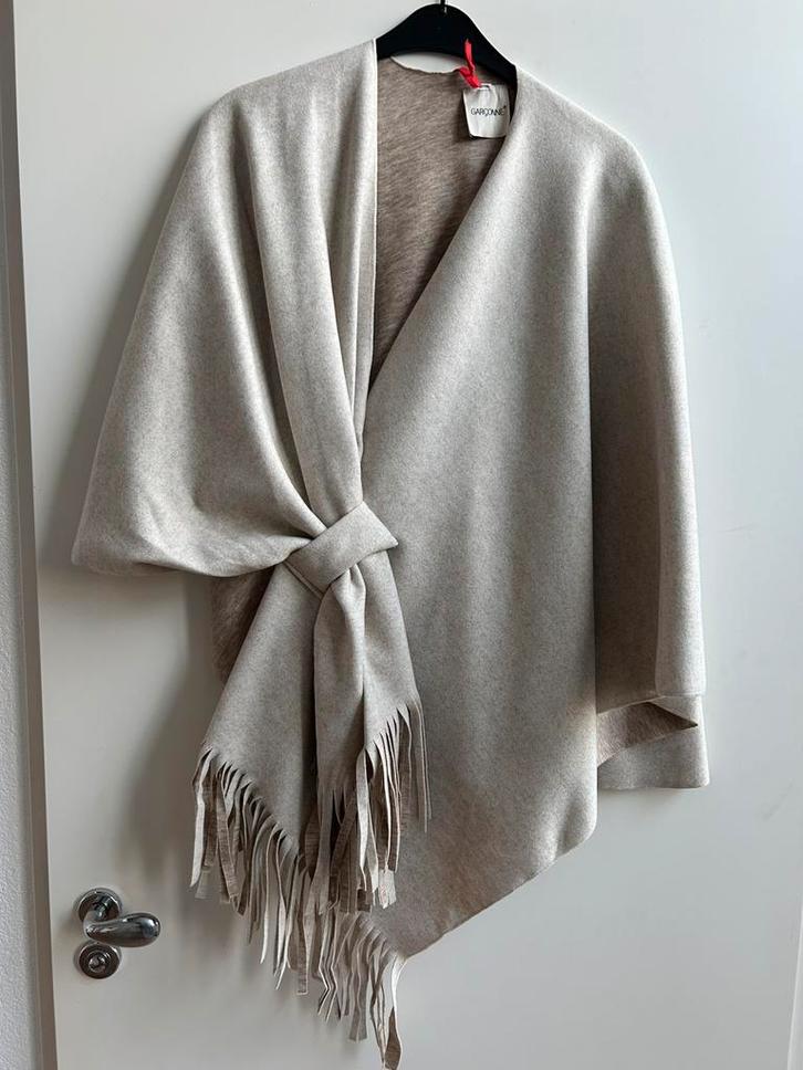 GARCONNE poncho zandkleur mt TU, Kleding | Dames, Jasjes, Kostuums en Pakken, Nieuw, Jasje, Maat 38/40 (M), Beige, Verzenden