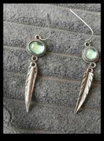 Oorbellen Veer groene steen, Sieraden, Tassen en Uiterlijk, Oorbellen, Verzenden, Nieuw, Zilver, Hangers