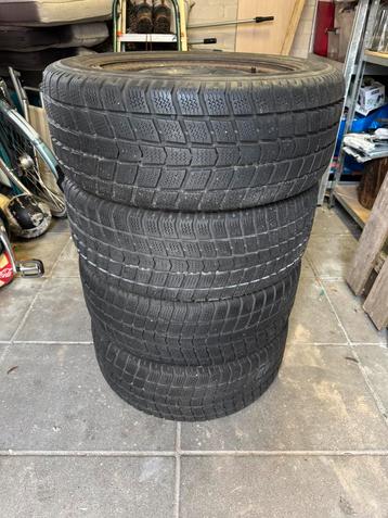 Set winterbanden maat 215/55 R16 beschikbaar voor biedingen