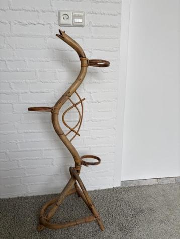 Vintage rotan plantenrekje (jaren '60) beschikbaar voor biedingen