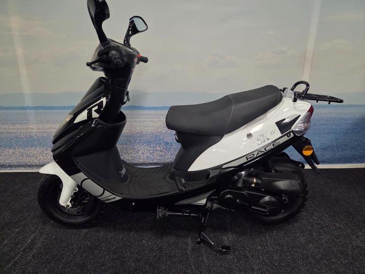 OPHEFFINGSUITVERKOOP! 2x SK-R snor 25km scooter, Fietsen en Brommers, Scooters | Overige merken, Gebruikt, Maximaal 25 km/u, Benzine