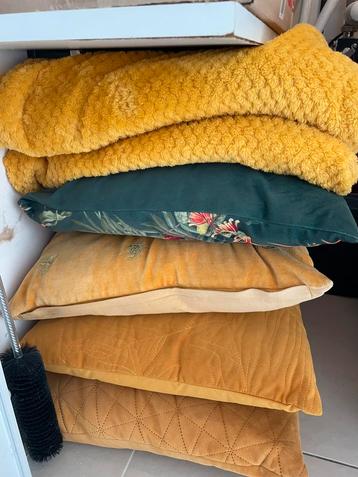 Mosterd gele kussens en dekentje beschikbaar voor biedingen