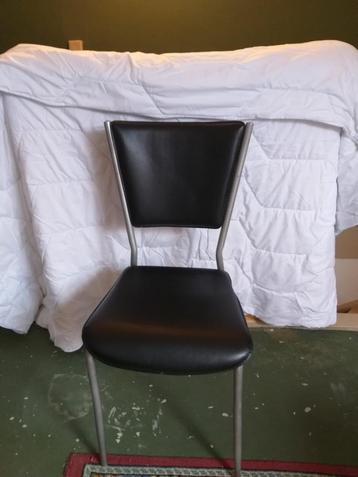 4 stoelen (totaal 50,-) 