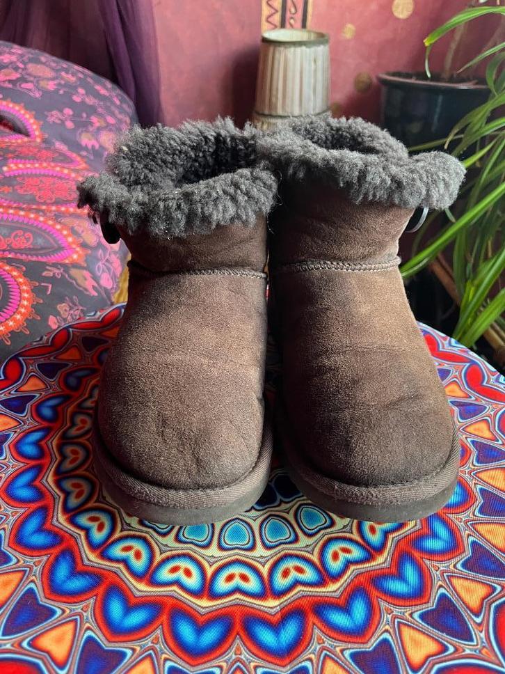 Bruine Uggs mini Bailey button maat 38 nu 110€, Kleding | Dames, Schoenen, Gedragen, Lage of Enkellaarzen, Bruin, Ophalen of Verzenden