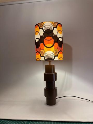 Retro tafellamp met geel, oranje en bruine cirkels beschikbaar voor biedingen